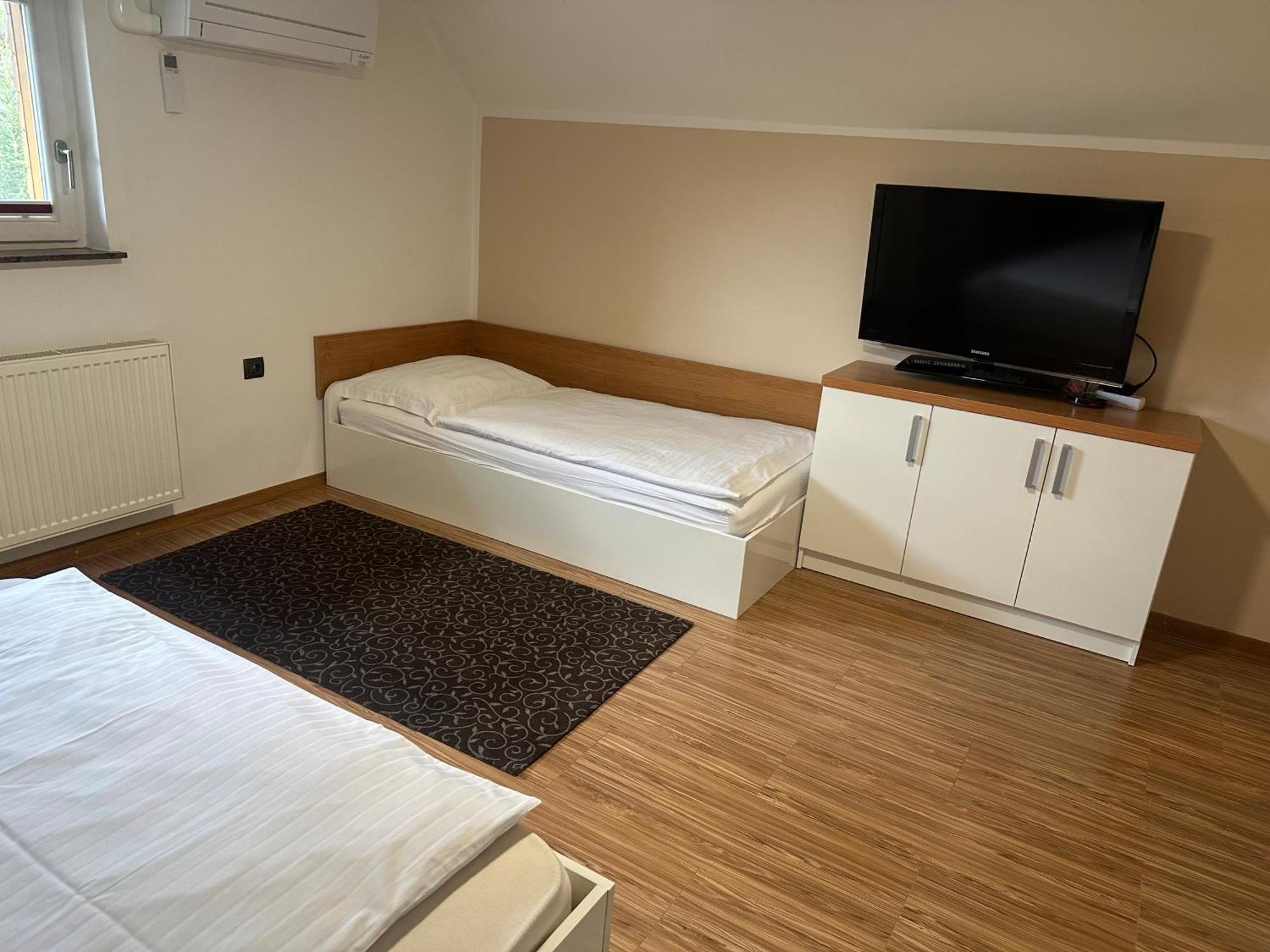 Domacija Vodnik & Apartments Cerklje na Gorenjskem Bagian luar foto