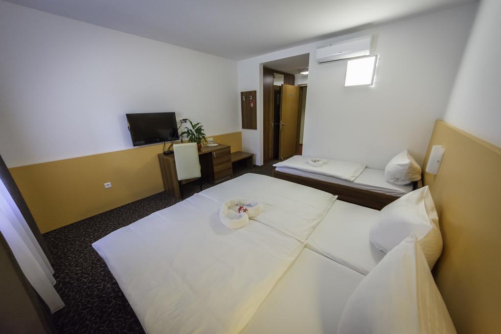 Domacija Vodnik & Apartments Cerklje na Gorenjskem Bagian luar foto